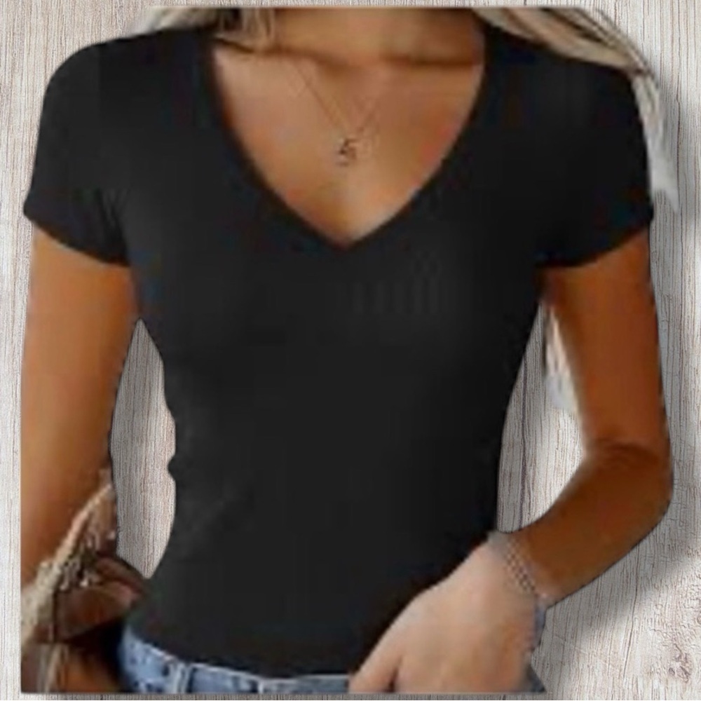 🌺NWT-FICERD BLACK RIBBED V NECK TEE
